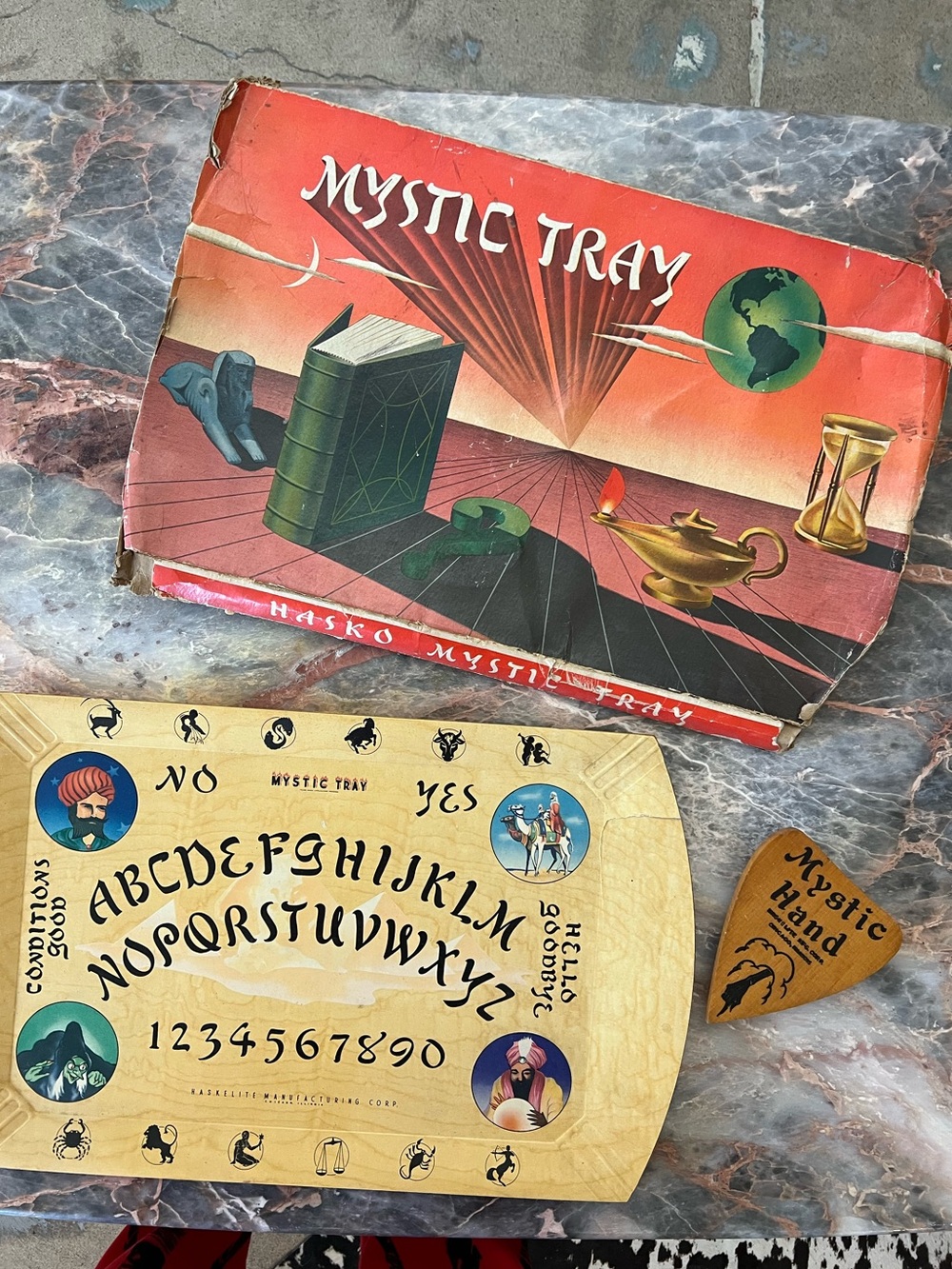 Vintage 1940s Hasko Mystic Tray Ouija Board with Mystic Hand
Ouiji board